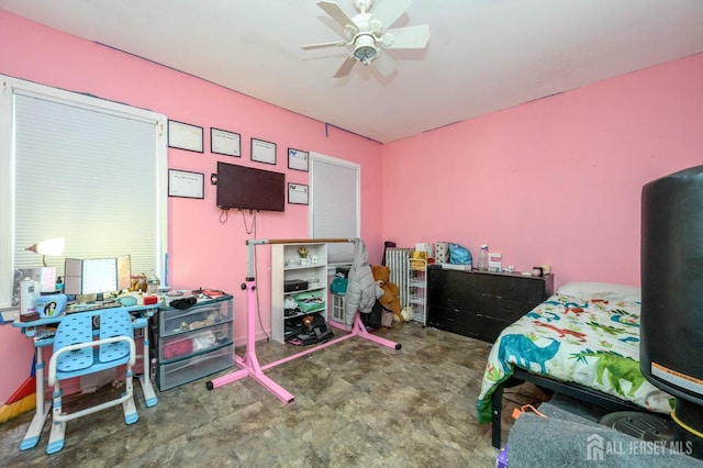 bedroom with ceiling fan