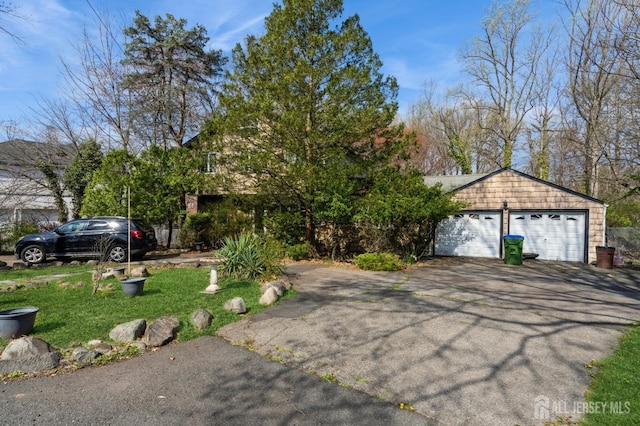 view of front facade featuring a garage