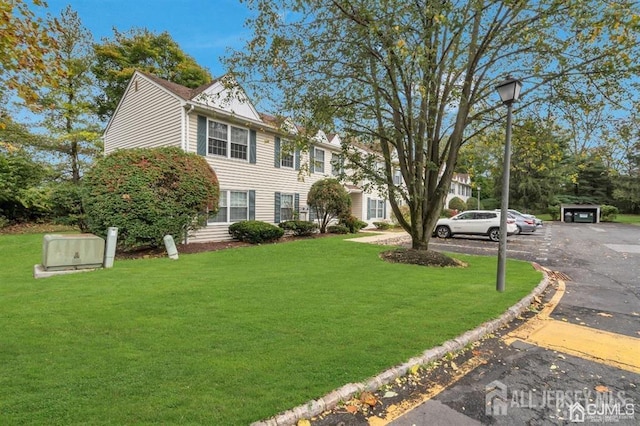31 Hanover Sq, Middlesex, NJ 08846 - view of front of property with a front lawn