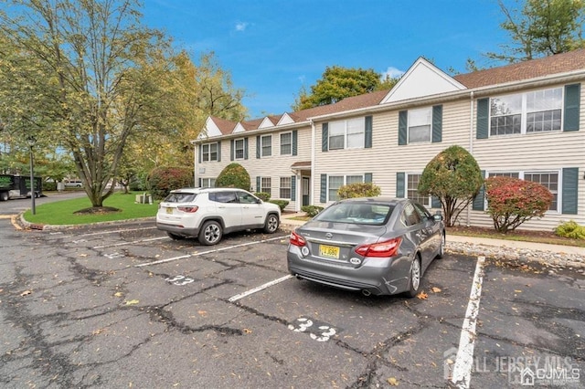 31 Hanover Sq, Middlesex, NJ 08846 - townhome / multi-family property featuring uncovered parking