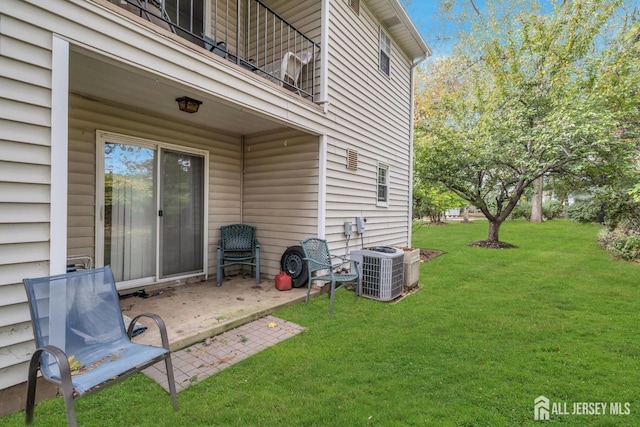 31 Hanover Sq, Middlesex, NJ 08846 - view of green lawn featuring a balcony and a patio