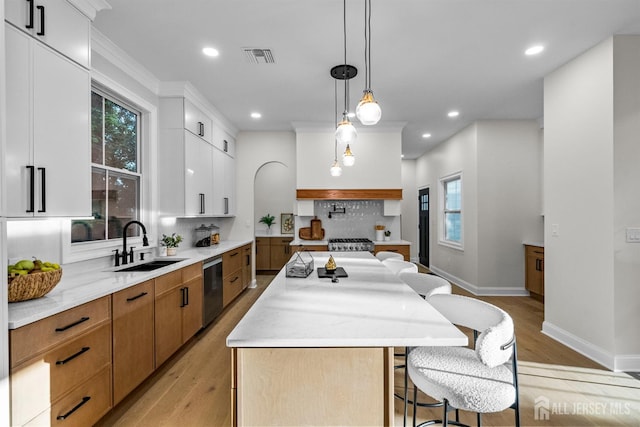 2 Beech Ln, Edison, NJ 08820 - kitchen with a sink, dishwasher, light wood-style floors, plenty of natural light, and recessed lighting