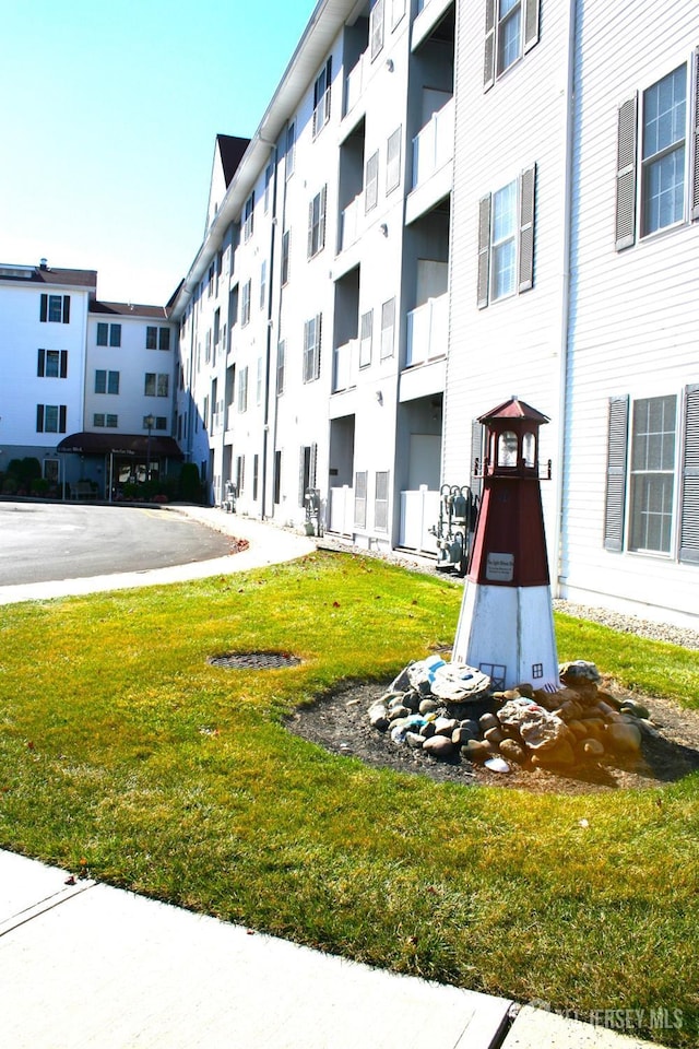 view of apartment building / complex
