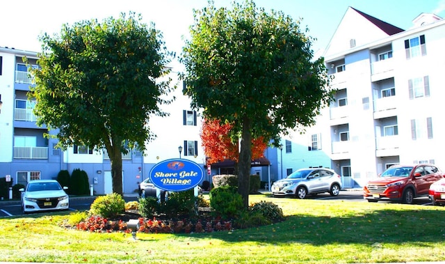 view of apartment building / complex with uncovered parking