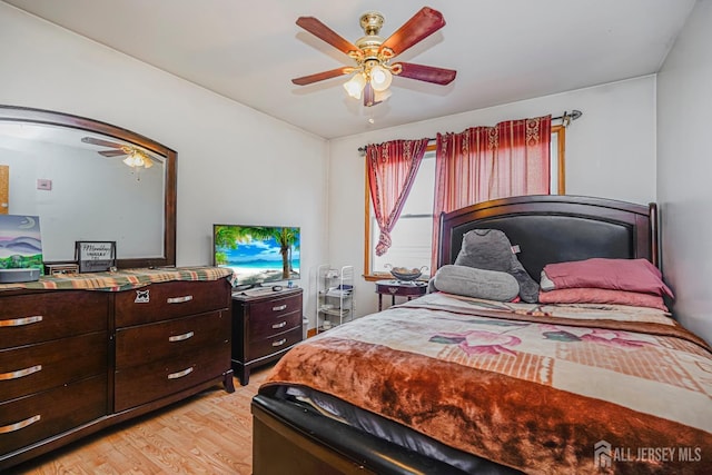 220 Raritan St, South Amboy, NJ 08879 - bedroom with light wood-style flooring and a ceiling fan