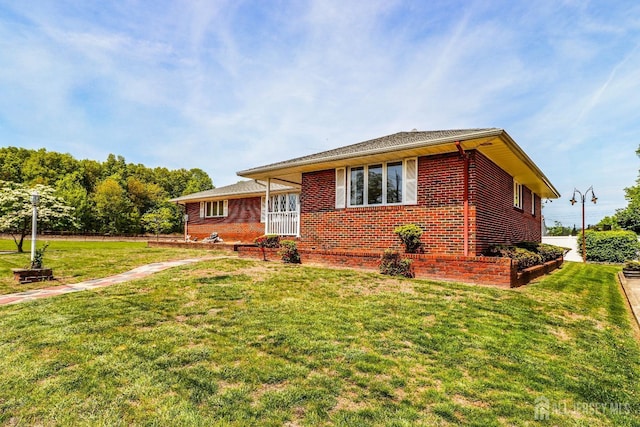 view of front of property featuring brick siding and a front lawn