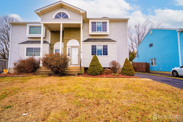 view of front of property featuring a front lawn