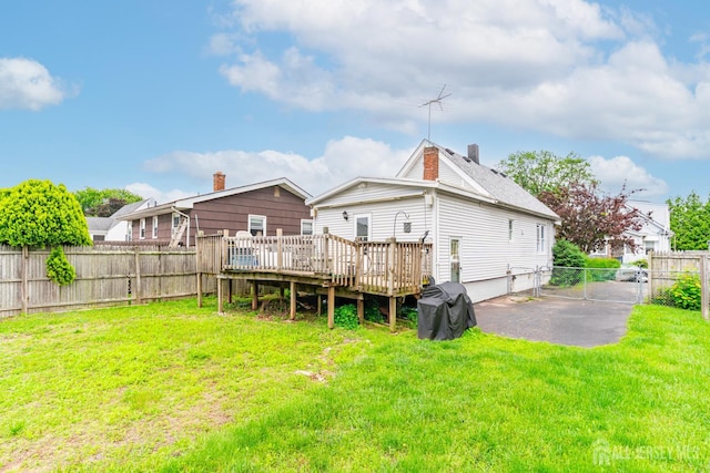 21 Suydam Ave, Edison, NJ 08817 - back of property featuring a wooden deck and a gate