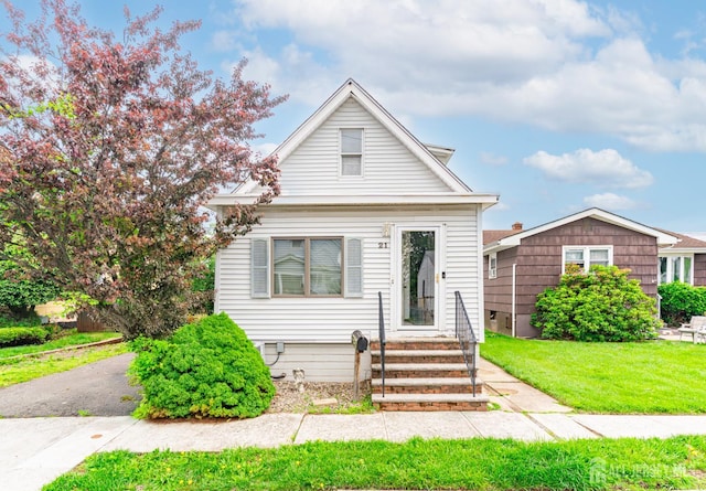 21 Suydam Ave, Edison, NJ 08817 - shotgun-style home with a front yard