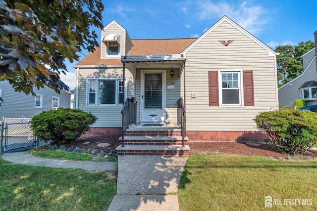 view of front of house with a front lawn