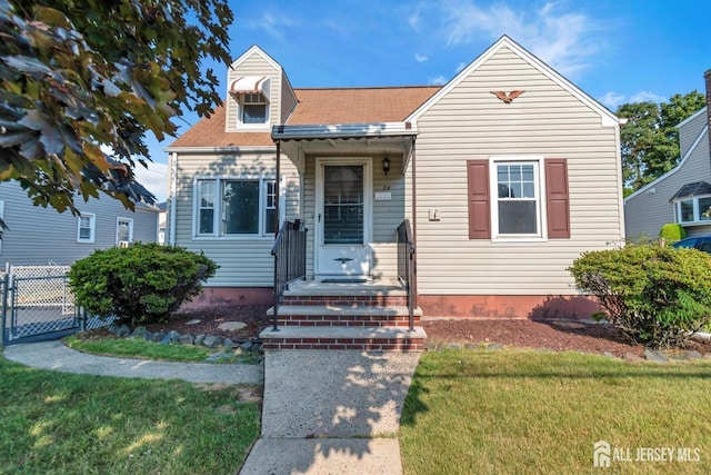 view of front of property with a front yard