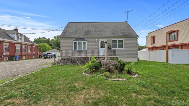 view of front facade with a front lawn