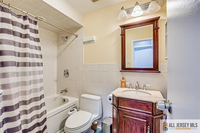 907 Maple Hill Dr Unit 907, Woodbridge Proper, NJ 07095 - full bathroom with shower / bath combo, vanity, and tile walls