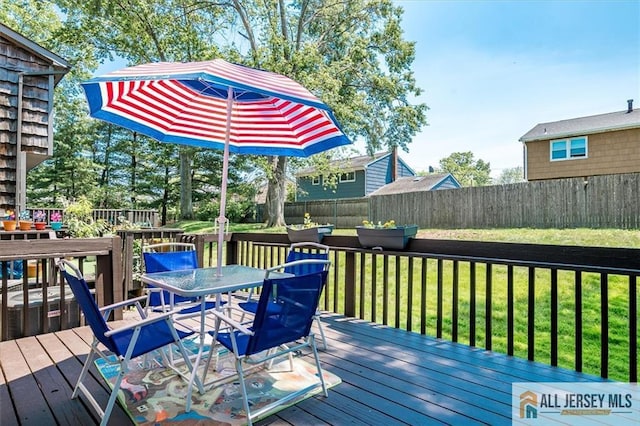 907 Maple Hill Dr Unit 907, Woodbridge Proper, NJ 07095 - wooden terrace with outdoor dining area and a fenced backyard