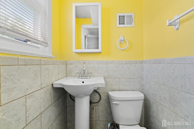 315 D St, Middlesex, NJ 08846 - half bathroom with wainscoting and tile walls