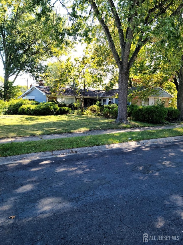 view of front of home featuring a front lawn