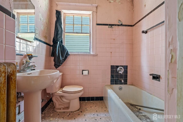 183 State St, Perth Amboy, NJ 08861 - full bath with tile walls, a bathtub, and toilet
