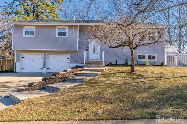 view of front of property featuring a front lawn and a garage