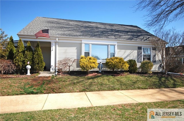 176 Rossmoor Dr Unit C, Monroe, NJ 08831 - bungalow-style house featuring a shingled roof and a front yard
