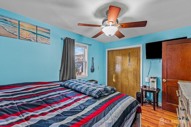 bedroom featuring light wood-type flooring and a ceiling fan