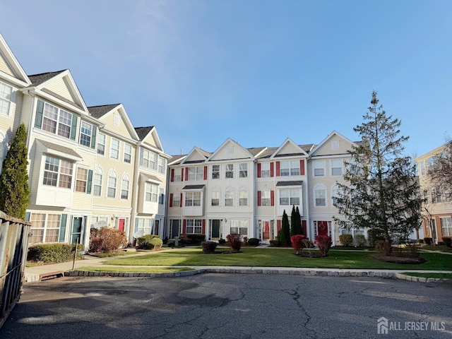 view of front of property featuring a front lawn