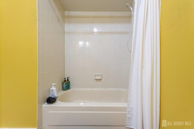 bathroom featuring shower / bath combo with shower curtain