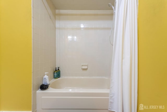 1006 Hidden Village Dr, Perth Amboy, NJ 08861 - bathroom featuring shower / tub combo