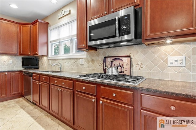 8 Adam Ct, Monroe, NJ 08831 - kitchen with stainless steel appliances, a sink, dark stone countertops, tasteful backsplash, and recessed lighting