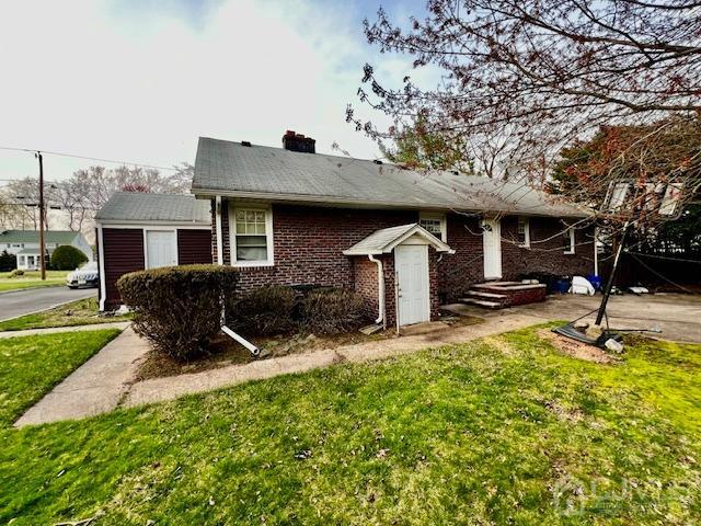 view of front of house featuring a front lawn