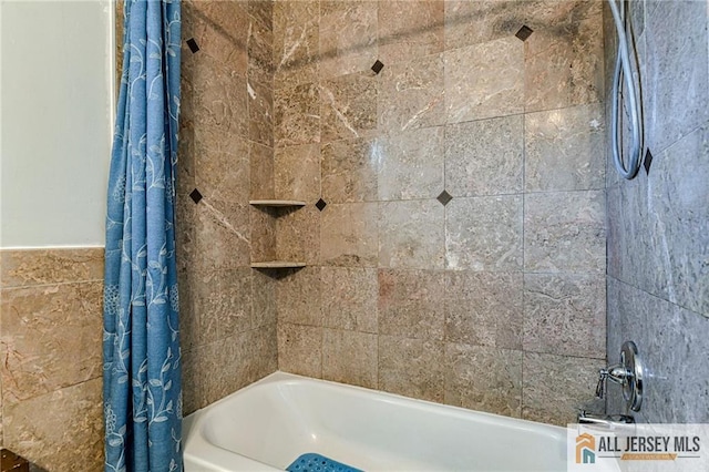 31 Lehigh Ave, Edison, NJ 08837 - full bath featuring shower / bath combo with shower curtain