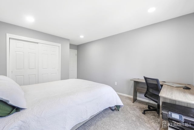 bedroom featuring carpet floors, recessed lighting, baseboards, and a closet