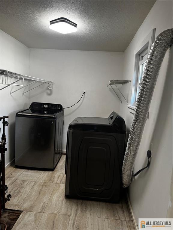 280 Shoreland Cir S, Amboy, NJ 08879 - laundry area featuring independent washer and dryer and a textured ceiling