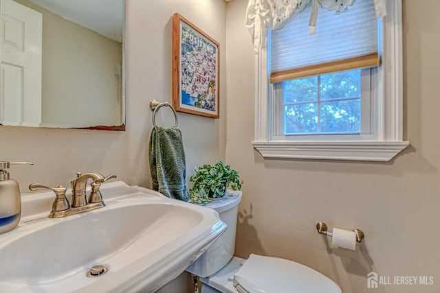 bathroom featuring toilet and sink