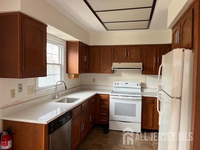 406 Oxford Ln Unit O, Monroe, NJ 08831 - kitchen with white appliances, a sink, ventilation hood, and light countertops