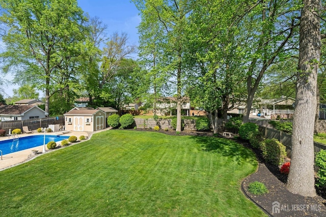 view of yard featuring an outbuilding