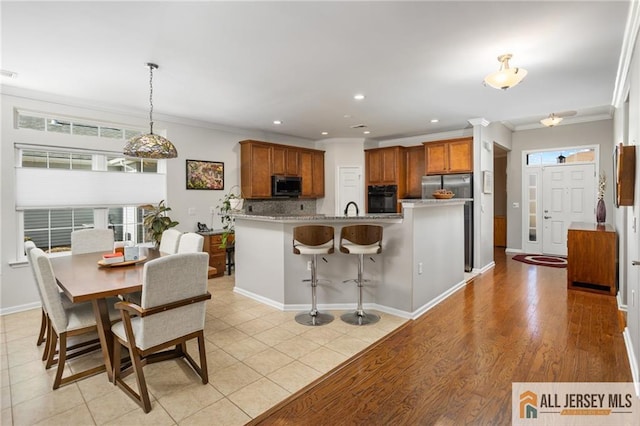 interior space with light wood finished floors, visible vents, baseboards, ornamental molding, and recessed lighting