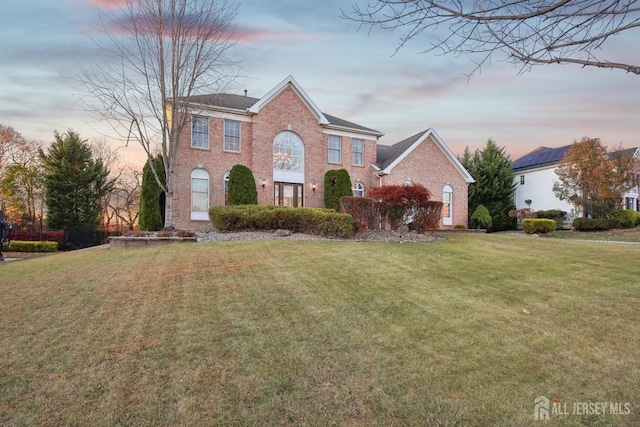 view of front facade featuring a lawn