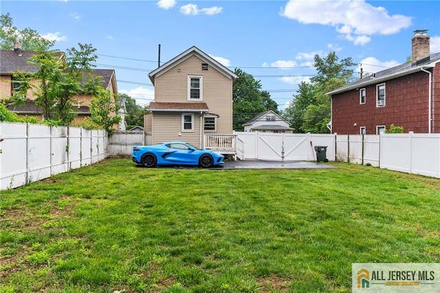 view of yard featuring a gate