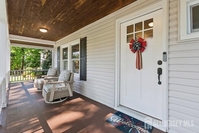 property entrance with covered porch