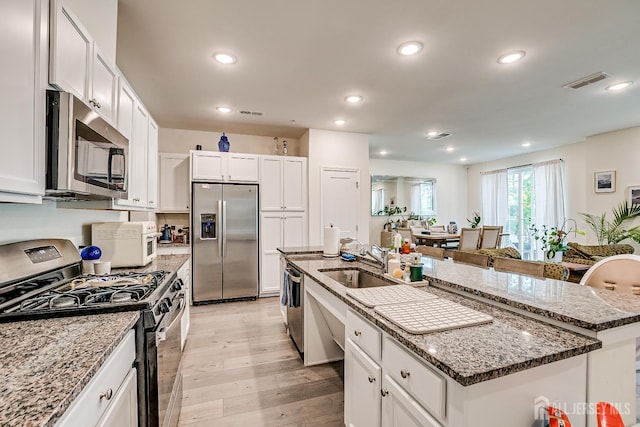 224 Park Ln, Dunellen, NJ 08812 - kitchen featuring stainless steel appliances, a kitchen island with sink, a sink, light wood-type flooring, and recessed lighting