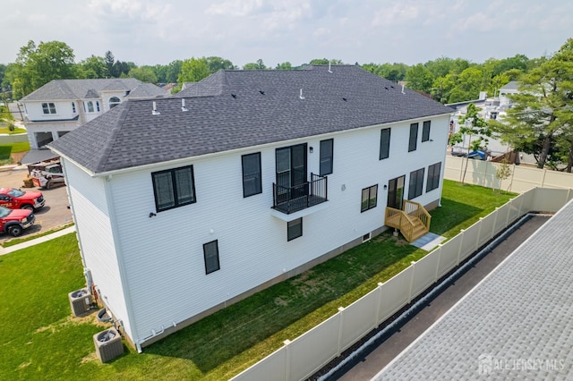 9 Links Dr, Edison, NJ 08820 - back of house featuring roof with shingles and a fenced backyard