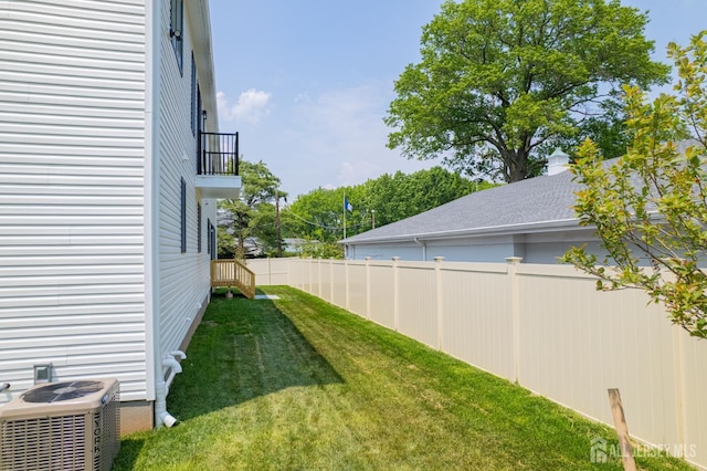 9 Links Dr, Edison, NJ 08820 - view of yard with a balcony