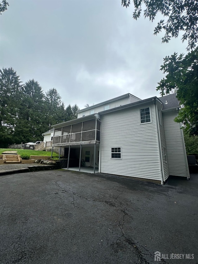 140 Bunker Hill Rd, Franklin Twsp, NJ 08540 - rear view of property with a sunroom