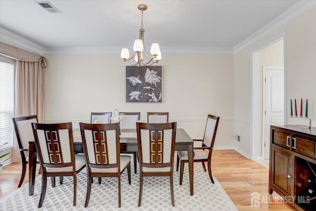 595 Waterside Blvd, Monroe, NJ 08831 - dining area featuring crown molding, an inviting chandelier, light wood-style flooring, baseboards, and visible vents