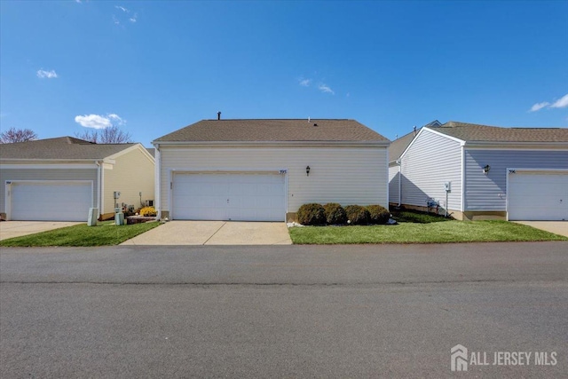 595 Waterside Blvd, Monroe, NJ 08831 - view of front of property featuring a front yard and a garage
