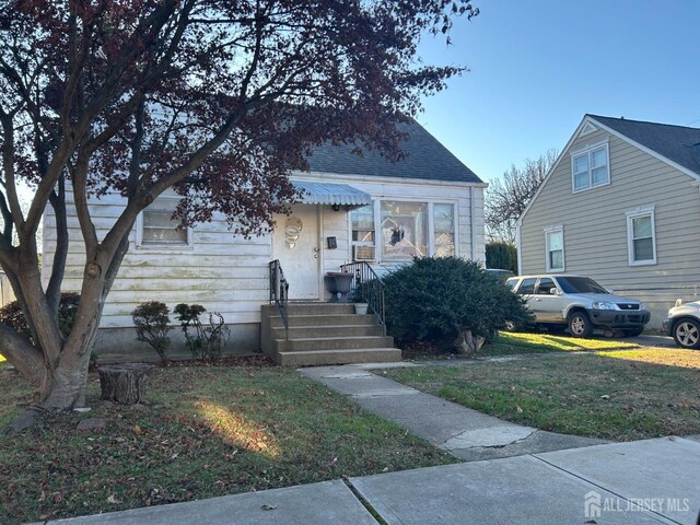 view of front of house featuring a front yard