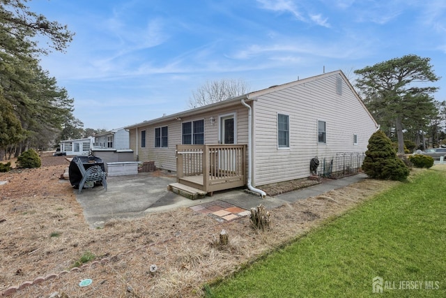 view of front facade featuring crawl space