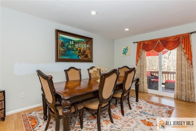 dining space with recessed lighting, light wood-style floors, and baseboards