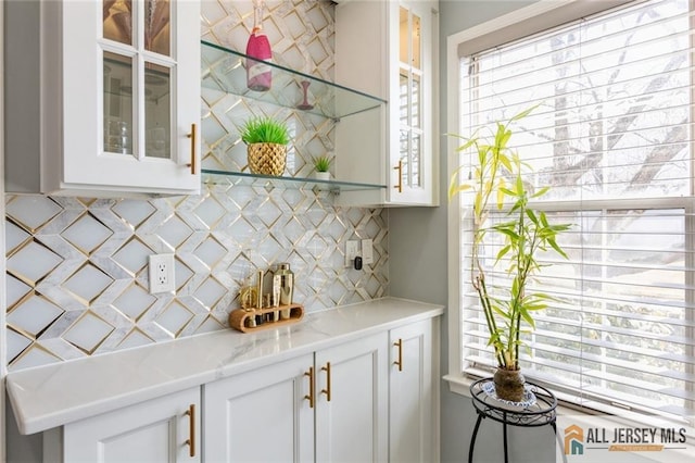 bar featuring decorative backsplash