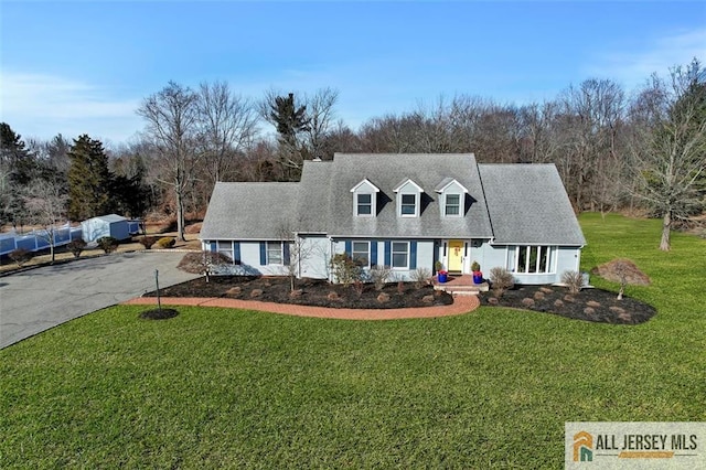 view of front of home featuring aphalt driveway and a front yard